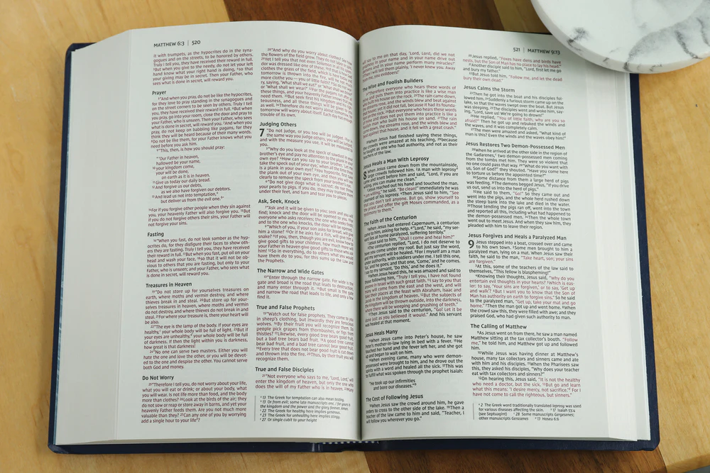 NIV, Gift and Award Bible, Leather-Look, Red Letter Edition, Comfort Print - Image 12