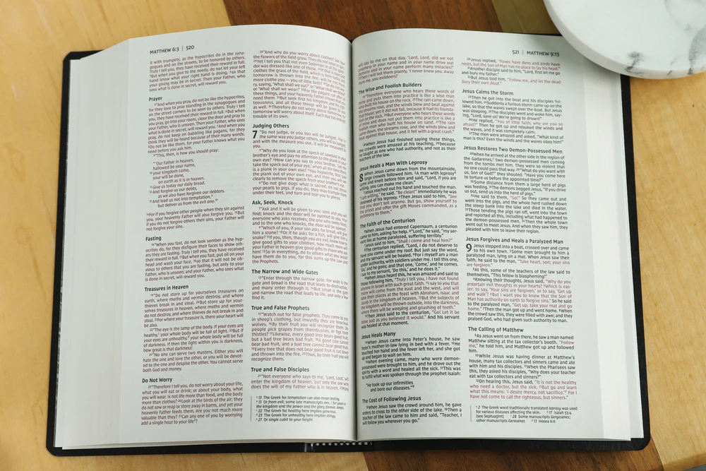NIV, Gift and Award Bible, Leather-Look, Red Letter Edition, Comfort Print - Image 5